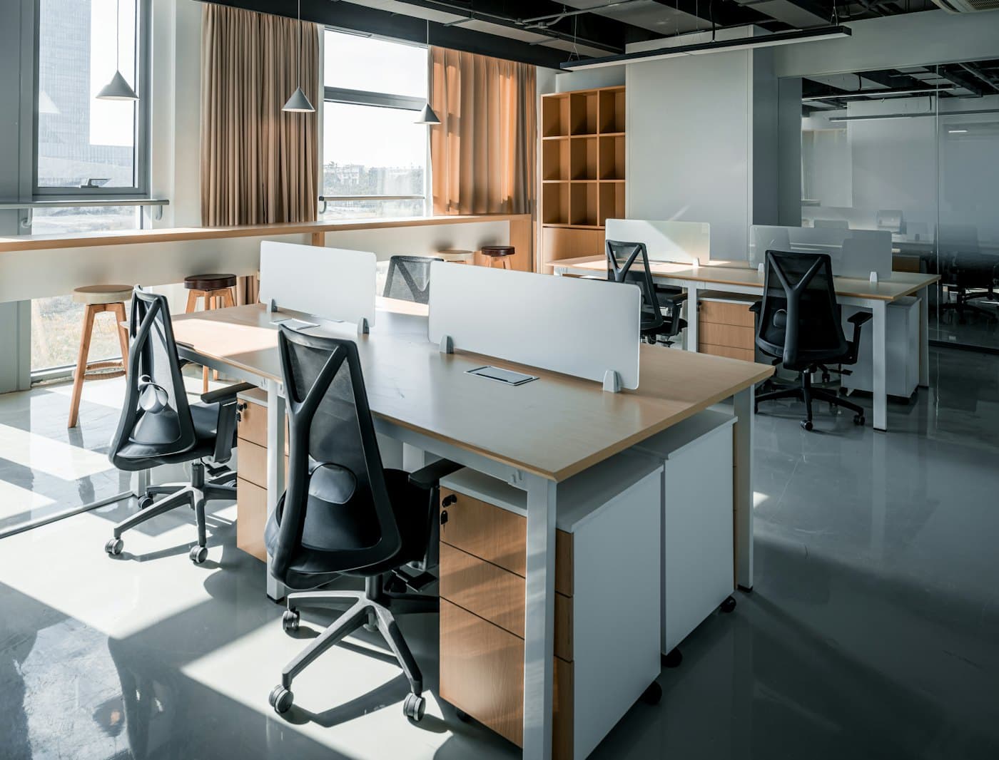 Des bureaux lumineux, bois clair et grandes fenêtres