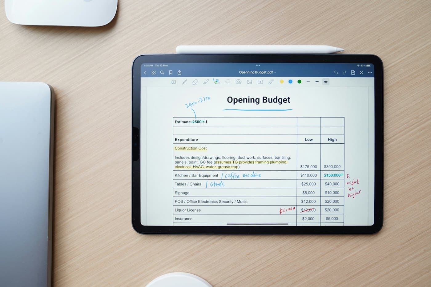 Une tablette posée sur un bureau, qui affiche un document chiffré annoté